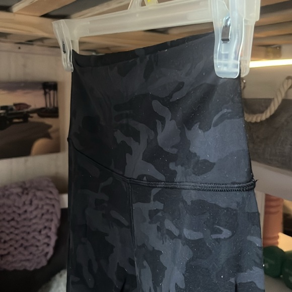 Lululemon Align High Rise Crop Capri Size 2 Black Camo - Picture 2 of 7